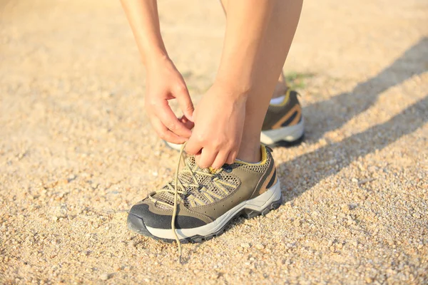 Runner probar nuevas zapatillas de running —  Fotos de Stock