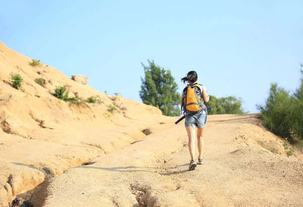 Perempuan pejalan kaki bersemangat — Stok Foto