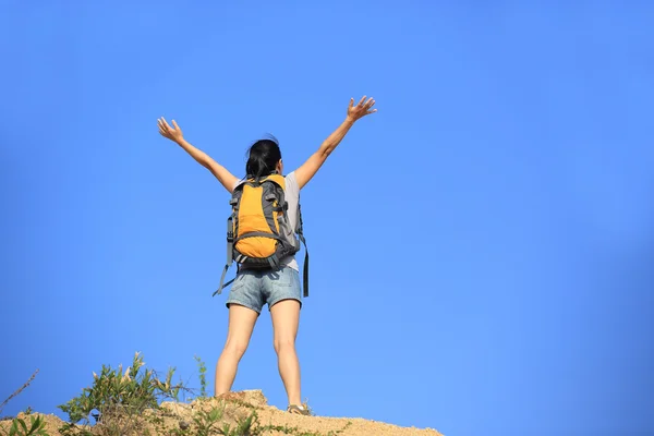 Kadın hiker Kollarını açarak dağ tepe — Stok fotoğraf