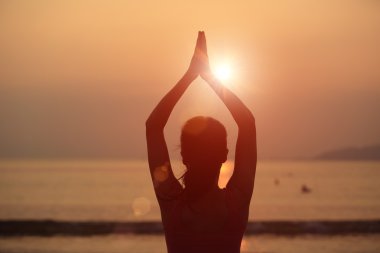 günbatımı sahil plaj kolları aç