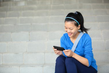 Üniversite öğrencisi kullanım akıllı telefon