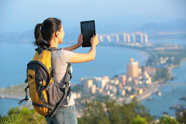 Joven asiático mujer excursionista uso digital tableta — Foto de Stock