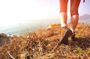 kadın stand seaside dağ taş hiking