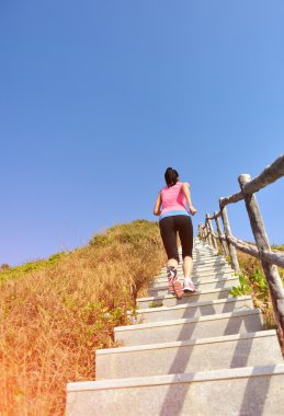 Merdivenlerin üzerinde çalışan kadın