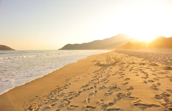 Pôr do sol na praia — Fotografia de Stock