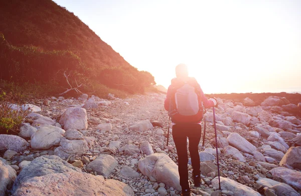 Kadın taş kumsalda hiking hiking — Stok fotoğraf