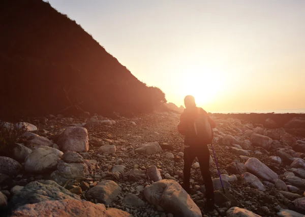 Randonnée femme randonnée sur plage de pierre — Photo