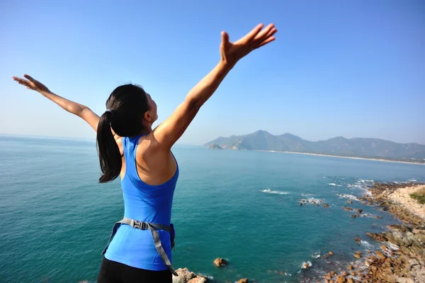 Turistika žena stojí přímořské mountain rock — Stock fotografie