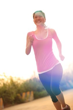 yolda çalışan runner atlet