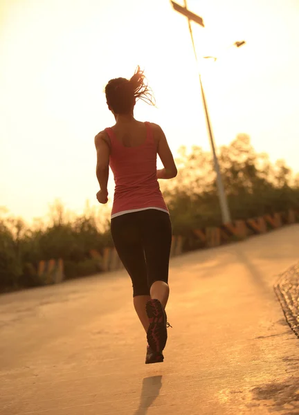 Žena běžec běží — Stock fotografie