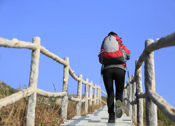 Senderismo mujer escalada —  Fotos de Stock