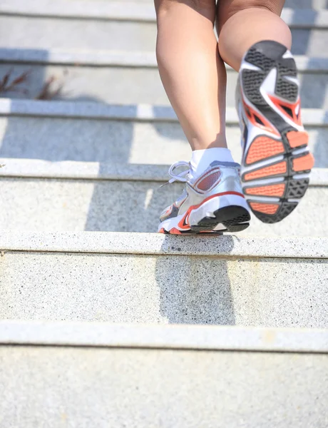 Frau läuft auf Bergtreppe — Stockfoto