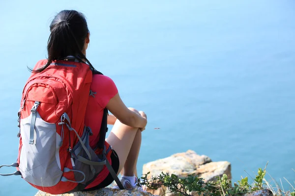 Senderismo mujer en la roca junto al mar — Foto de Stock