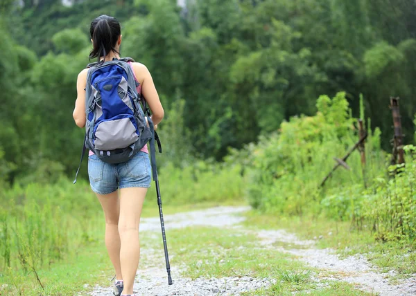 Mujer excursionista en guilin — Foto de Stock