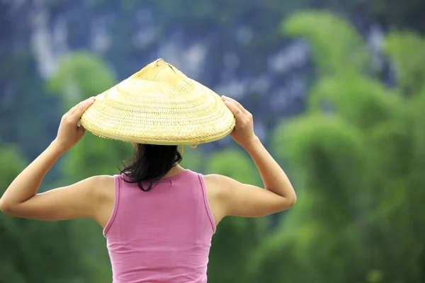 Mujer excursionista en guilin — Foto de Stock