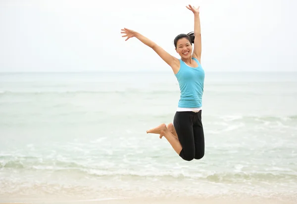 Ευτυχισμένη γυναίκα που πηδάει στην παραλία — Φωτογραφία Αρχείου