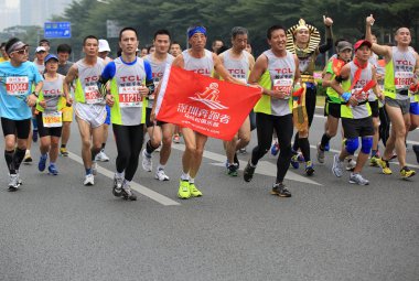 shenzhen uluslararası maraton tanımlanamayan sporcu onlarca