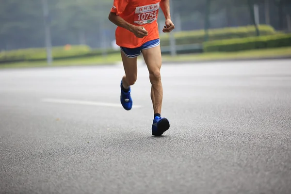 Atletas não identificados correndo na maratona internacional de Shenzhen — Fotografia de Stock
