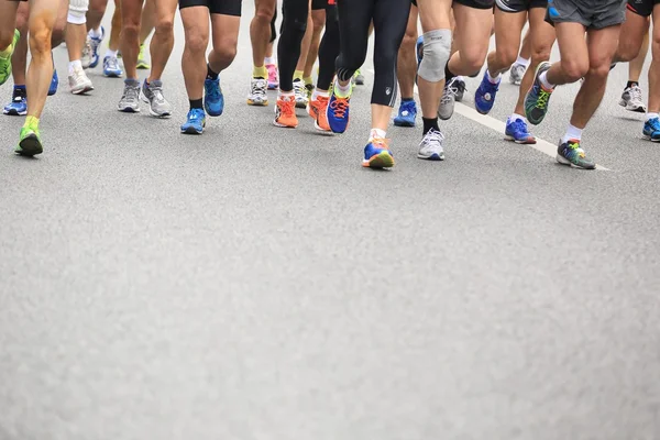 Dozens of Unidentified athletes running at the shenzhen international marathon — Stock Photo, Image