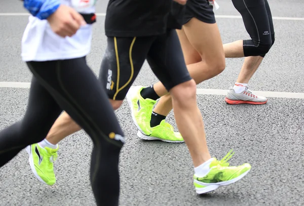 Dezenas de atletas não identificados correndo na maratona internacional de Shenzhen — Fotografia de Stock