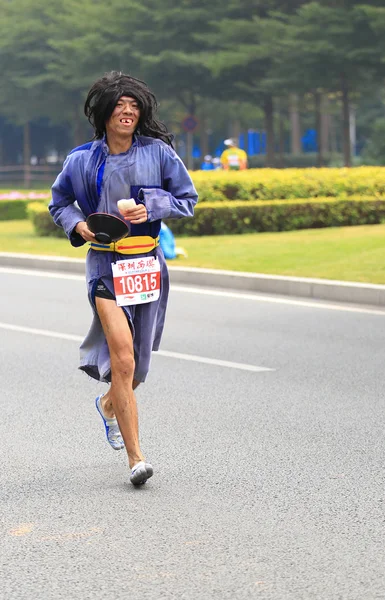 几十个身份不明的运动员跑在深圳国际马拉松赛 — 图库照片