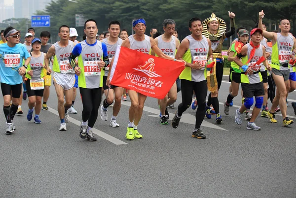 Dozens of Unidentified athletes running at the shenzhen international marathon — Stock Photo, Image