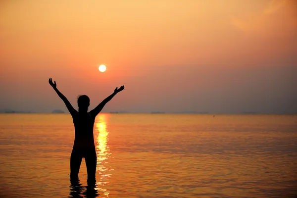 Braccia aperte al tramonto spiaggia sul mare — Foto Stock