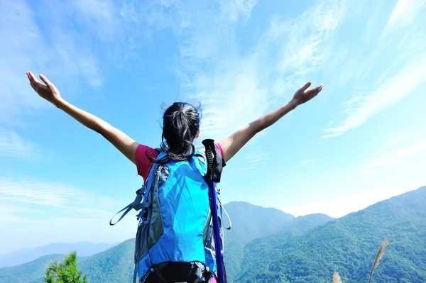 Mujer excursionista — Foto de Stock