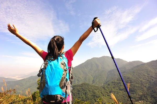 Mujer excursionista — Foto de Stock