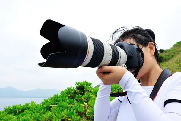 Žena fotograf brát fotografie — Stock fotografie