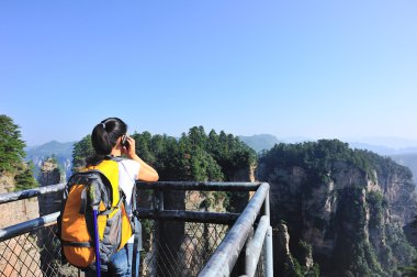 Asyalı kadın hiker Dağı