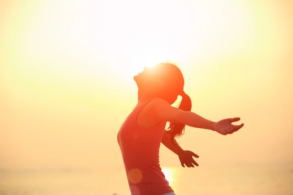 Woman enjoy the beautiful view at mountain peak — Stock Photo, Image