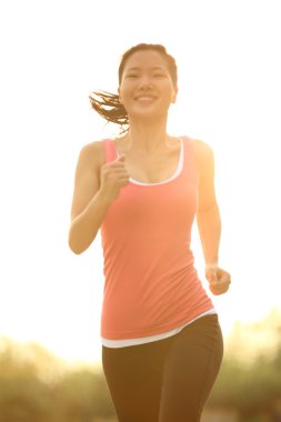 yolda çalışan runner atlet