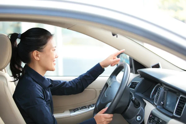 Mulher dirigindo um carro — Fotografia de Stock