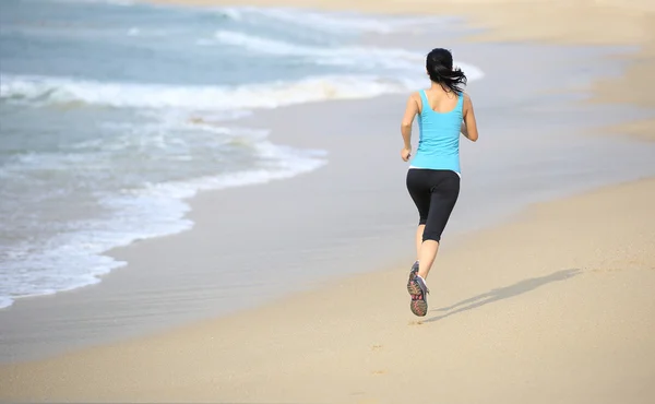 Asian woman running on beach — Stock Photo, Image