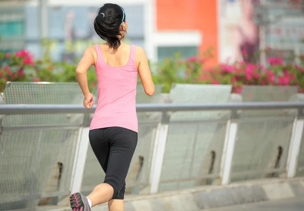 Correr en la calle asfaltada de la ciudad — Foto de Stock