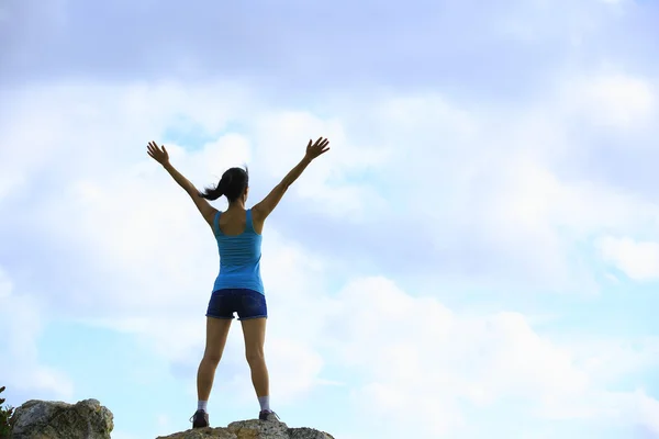 Woman hiker open arms mountain peak — Stock Photo, Image