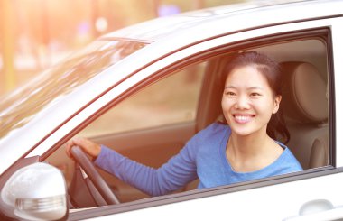 Kadın araba kullanıyor.