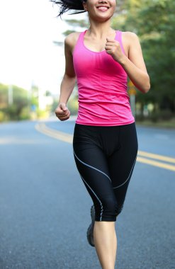 yolda çalışan runner atlet