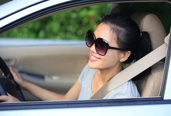 Femme conduisant une voiture — Photo