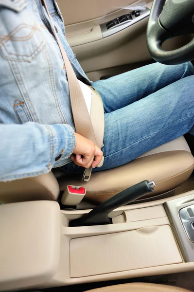 Woman driver buckle up the seat belt — Stock Photo, Image