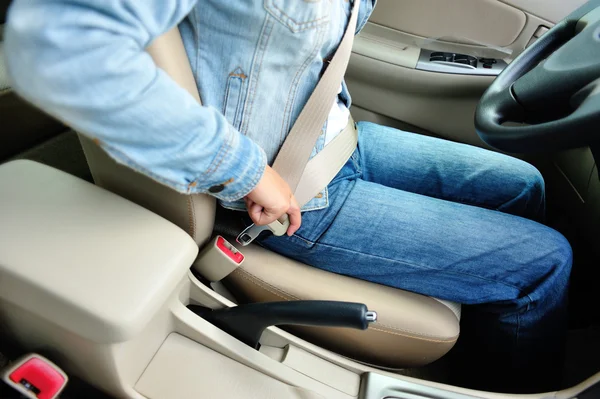 Woman driver buckle up the seat belt — Stock Photo, Image