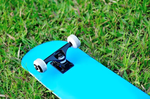Skateboard op gras — Stockfoto