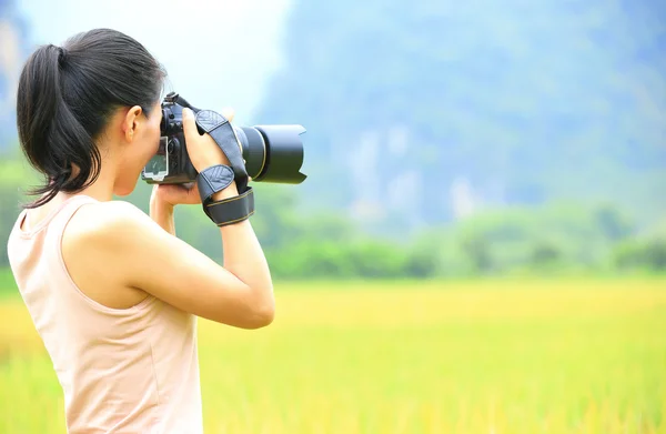 Mujer fotógrafa — Foto de Stock