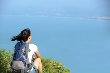 kadın hiker sit seaside