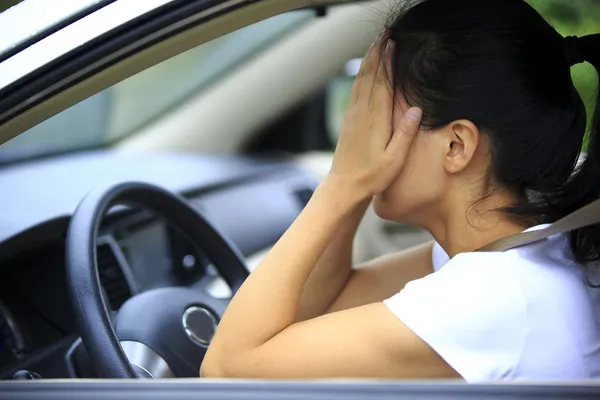 Vrouw in auto — Stockfoto