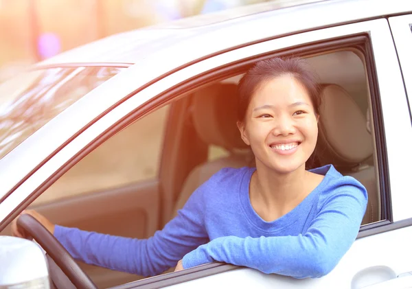 Žena řídí auto — Stock fotografie