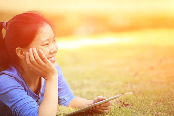 College student gebruik tablet pc — Stockfoto