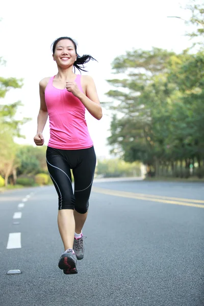 Mujer asiática corriendo en la ciudad — Foto de Stock