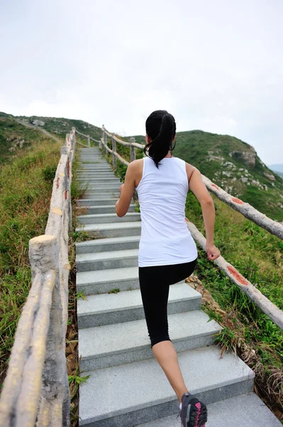 Kadın dağ merdivenlerde koşma — Stok fotoğraf
